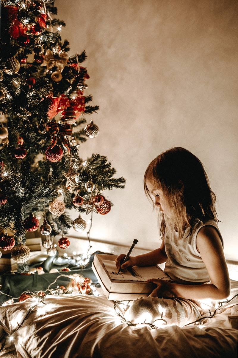 Bimbi Che Aprono I Regali Di Natale.L Importanza Dell Attesa Nel Periodo Natalizio Per I Bambini The Green Pantry