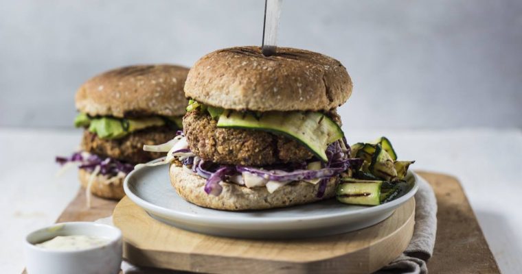 Burger di Fagioli Rossi e Barbabietola con Coleslaw e finta Mayo