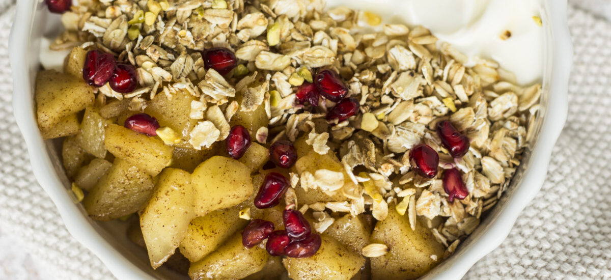Colazione autunnale: bowl di yogurt greco, mela, cannella e fiocchi di avena.