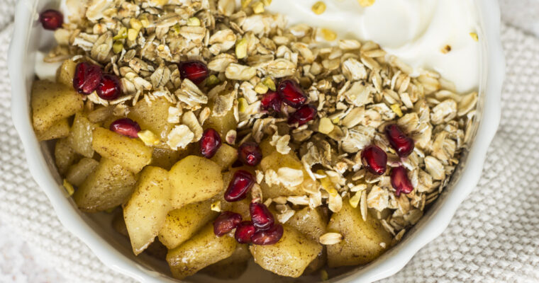 Colazione autunnale: bowl di yogurt greco, mela, cannella e fiocchi di avena.