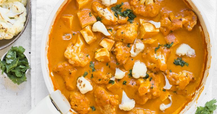 Il Piatto unico perfetto: curry di cavolfiore e tofu, energia e leggerezza