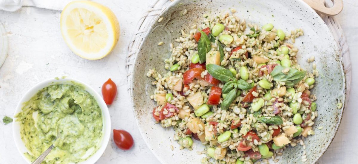 Insalata di avena estiva per donne over 40: la ricetta ormonale e bilanciata
