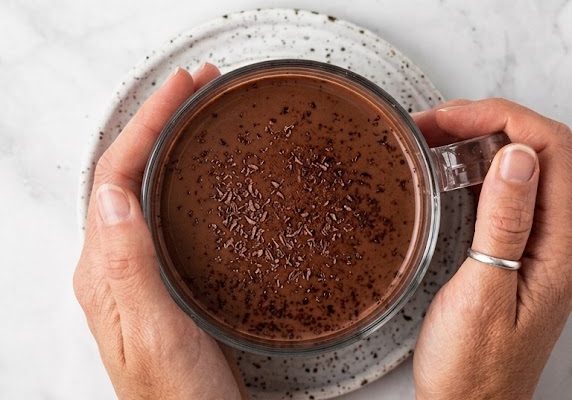 Cortisolo, caffè e perimenopausa: perché la solita tazzina al mattino ti sta togliendo energia (e cosa bere al suo posto)
