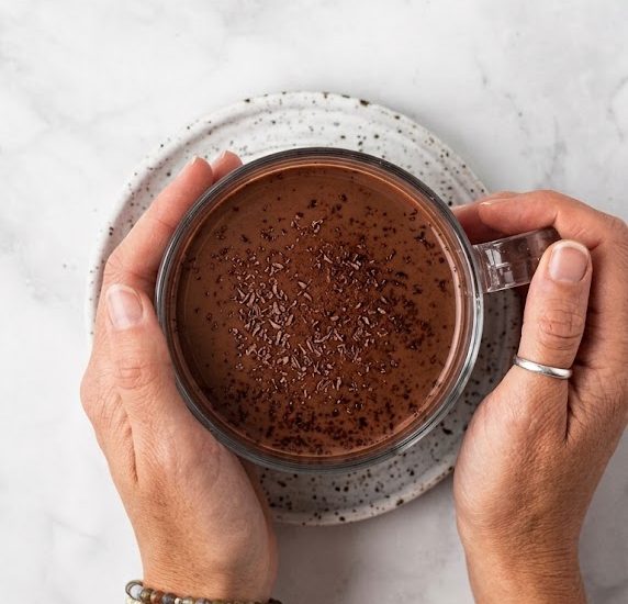 Cortisolo, caffè e perimenopausa: perché la solita tazzina al mattino ti sta togliendo energia (e cosa bere al suo posto)